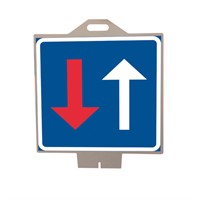 B7 Mötande trafik har väjningsplikt, N3, plastskylt med handtag